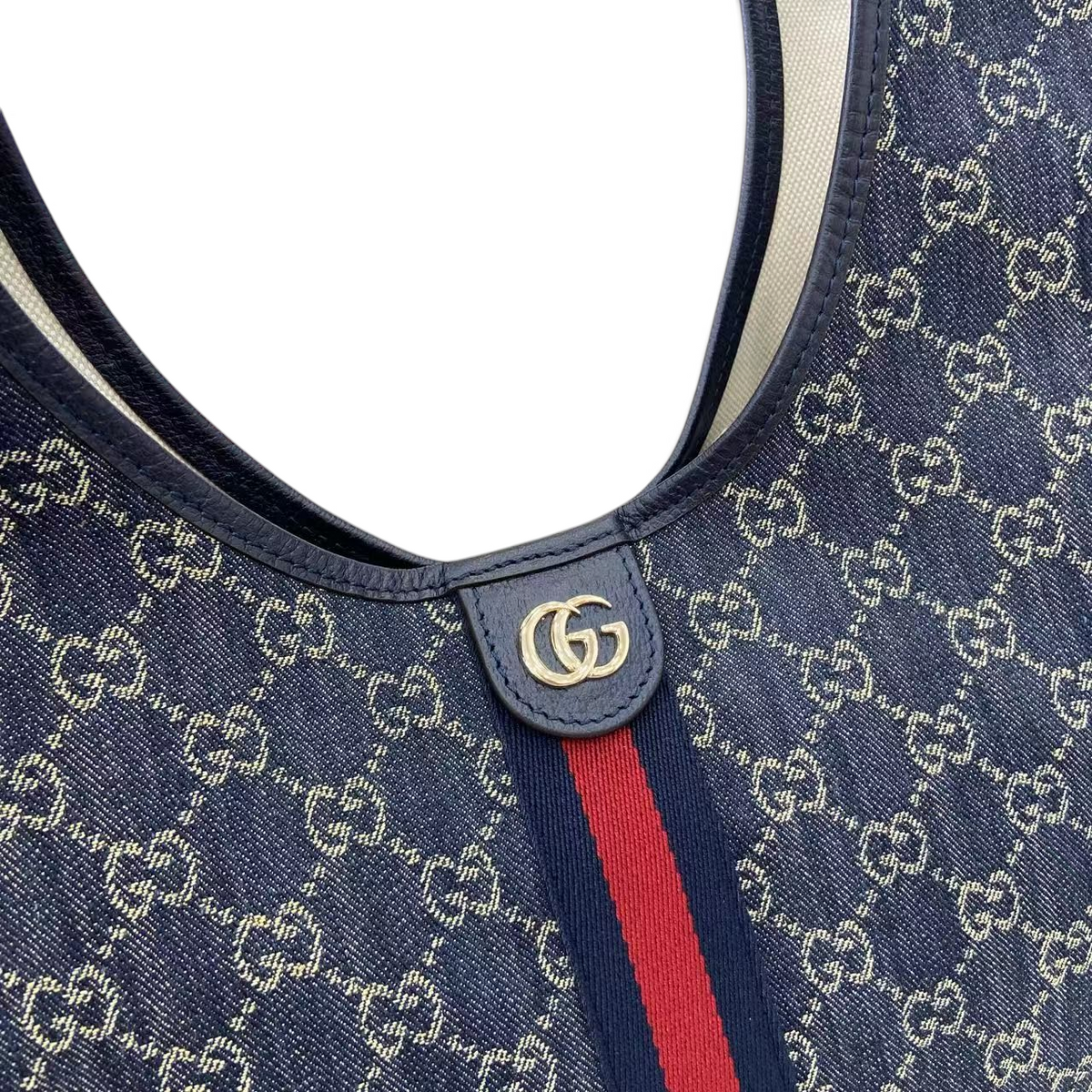 SWORD LUXURY Gucci Giglio GG Supreme kanvas tote çanta, ikonik web şeridi ve altın rengi GG amblemi ile detaylandırılmış.