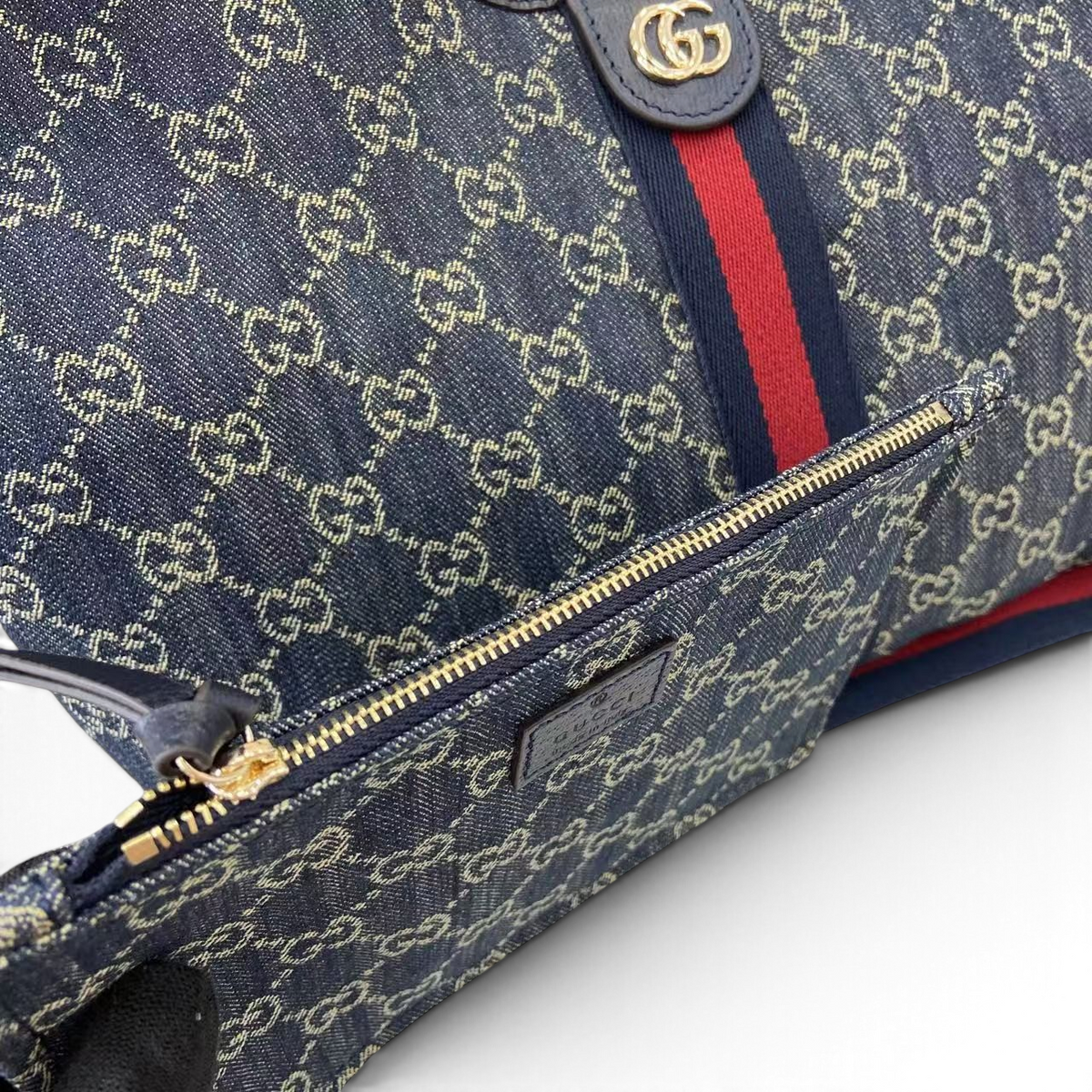 SWORD LUXURY Gucci Giglio GG Supreme kanvas tote çanta, ikonik web şeridi ve fermuarlı çıkarılabilir iç cep detayı.
