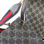 SWORD LUXURY Gucci Giglio GG Supreme kanvas çanta ve uyumlu fermuarlı küçük çanta, ikonik web şerit detaylı.