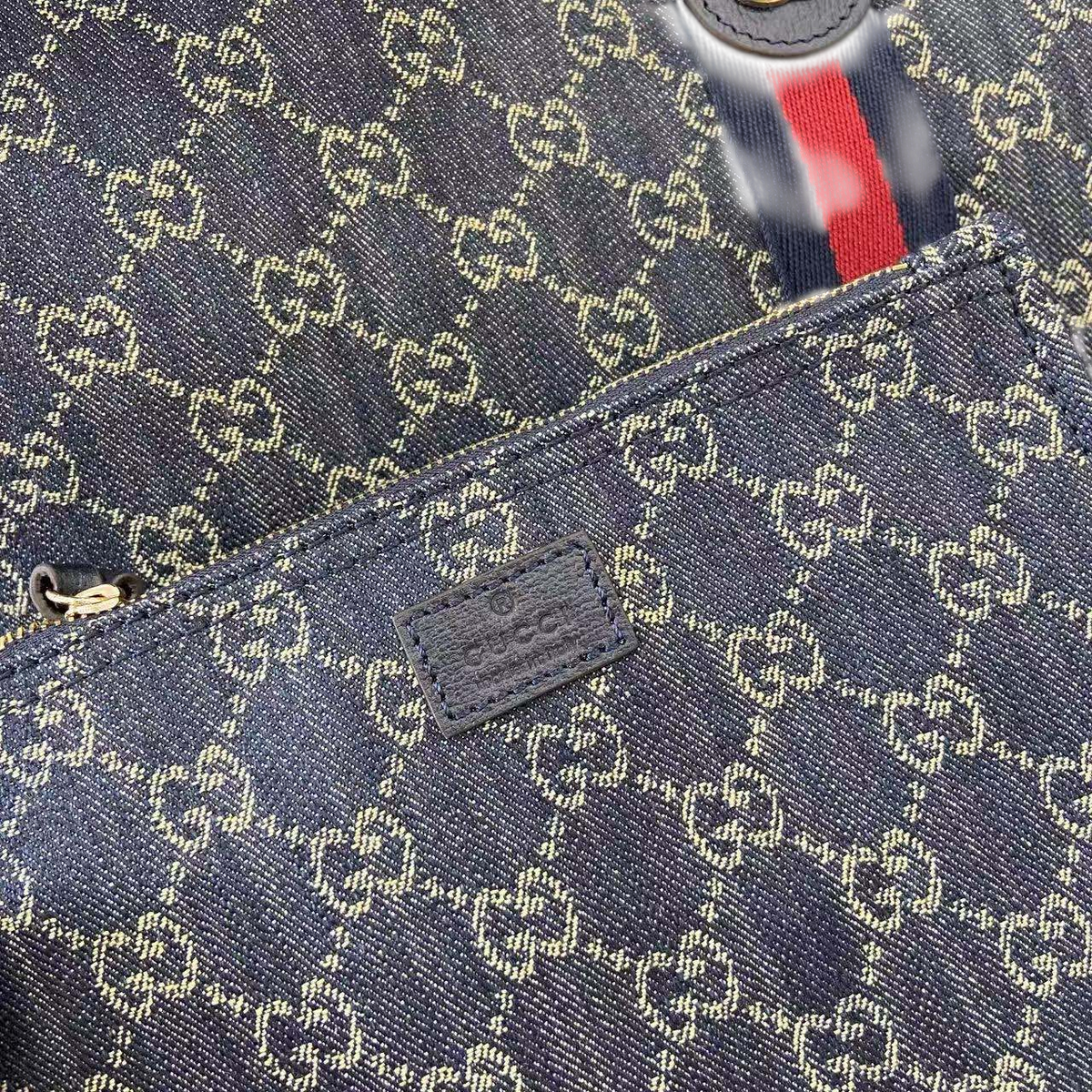 SWORD LUXURY Gucci Giglio GG Supreme kanvas çanta ve uyumlu deri etiketli çıkarılabilir kese detayı.