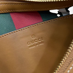 SWORD LUXURY Gucci GG Supreme kanvas omuz çantasının iç kısmındaki deri kabartmalı logo ve ikonik şerit detayı