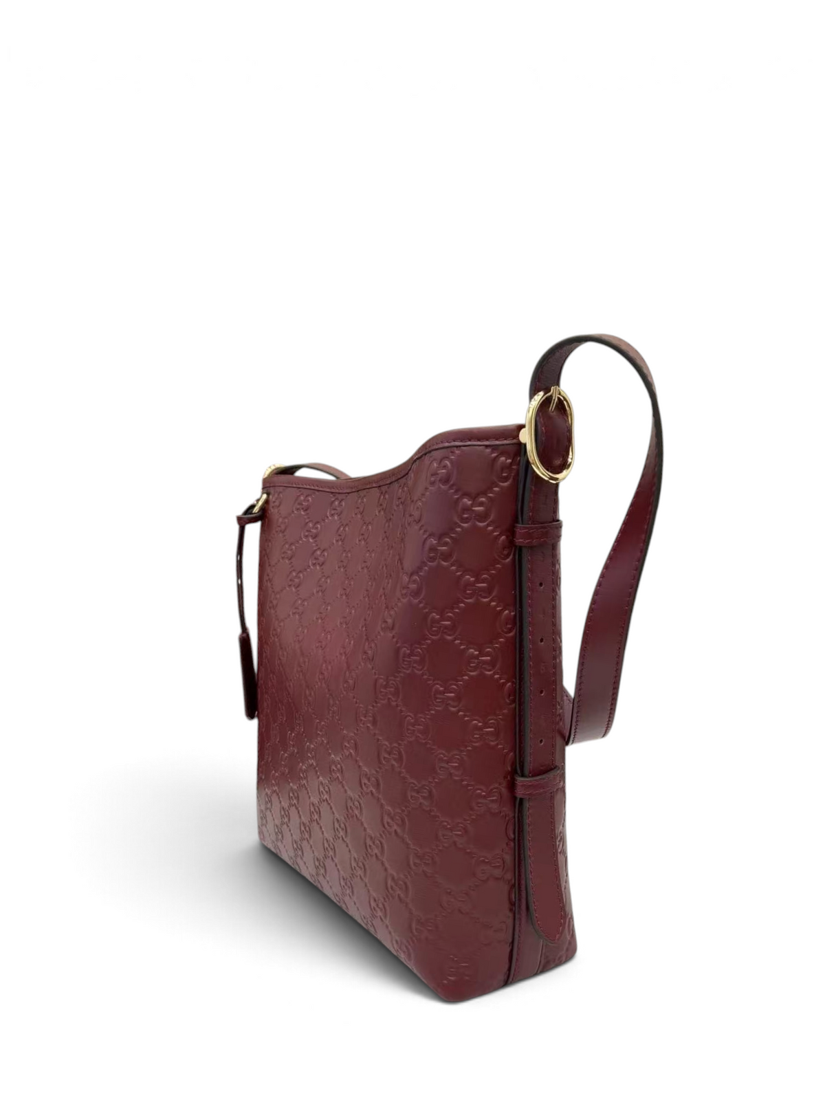 SWORD LUXURY bordo renkli, GG monogram kabartmalı deri omuz çantası, ayarlanabilir askılı ve şık tasarımlı.