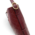 SWORD LUXURY bordo renkli, GG monogram kabartmalı deri omuz çantası ve ayarlanabilir altın tokalı askı detayı.