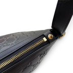 SWORD LUXURY siyah kabartmalı deri Gucci omuz çantası, altın rengi fermuar detayı ve ayarlanabilir askı ile.