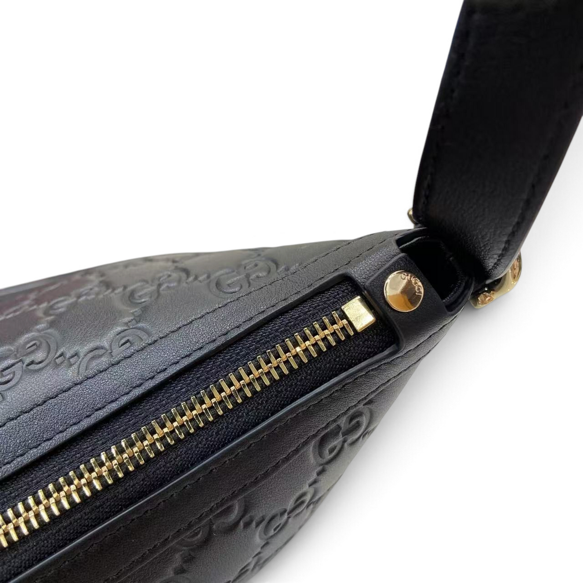 SWORD LUXURY siyah kabartmalı deri Gucci omuz çantası, altın rengi fermuar detayı ve ayarlanabilir askı ile.
