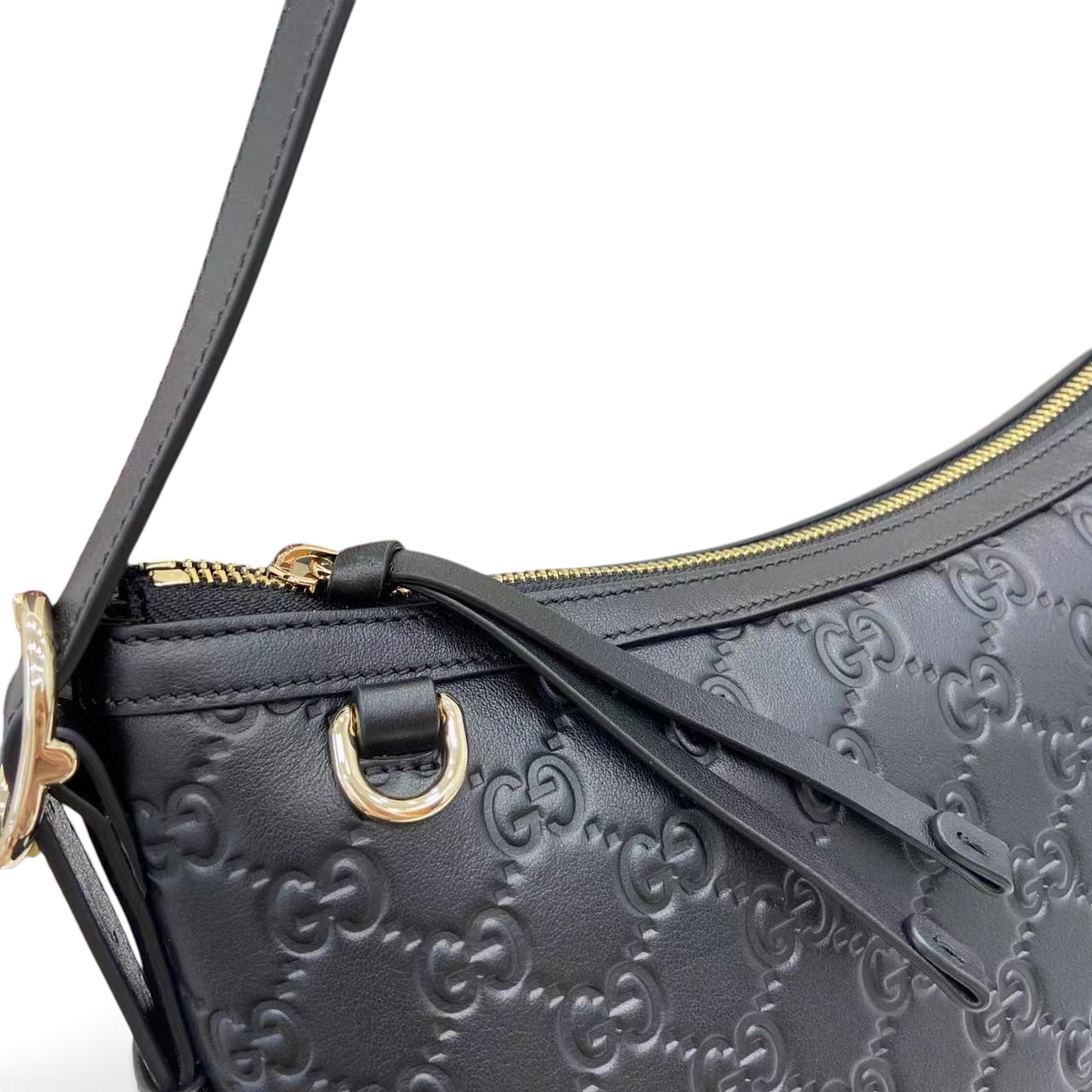 SWORD LUXURY siyah kabartmalı GG desenli deri omuz çantası, altın fermuar detaylı ve ayarlanabilir askılı.