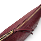 SWORD LUXURY bordo renkli, GG kabartmalı deri omuz çantası, altın fermuar detaylı ve deri fermuar uçlu.