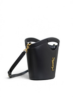 SWORD LUXURY imzalı, altın YSL logolu, siyah deri Cassandra mini tote çanta, çıkarılabilir omuz askılı.