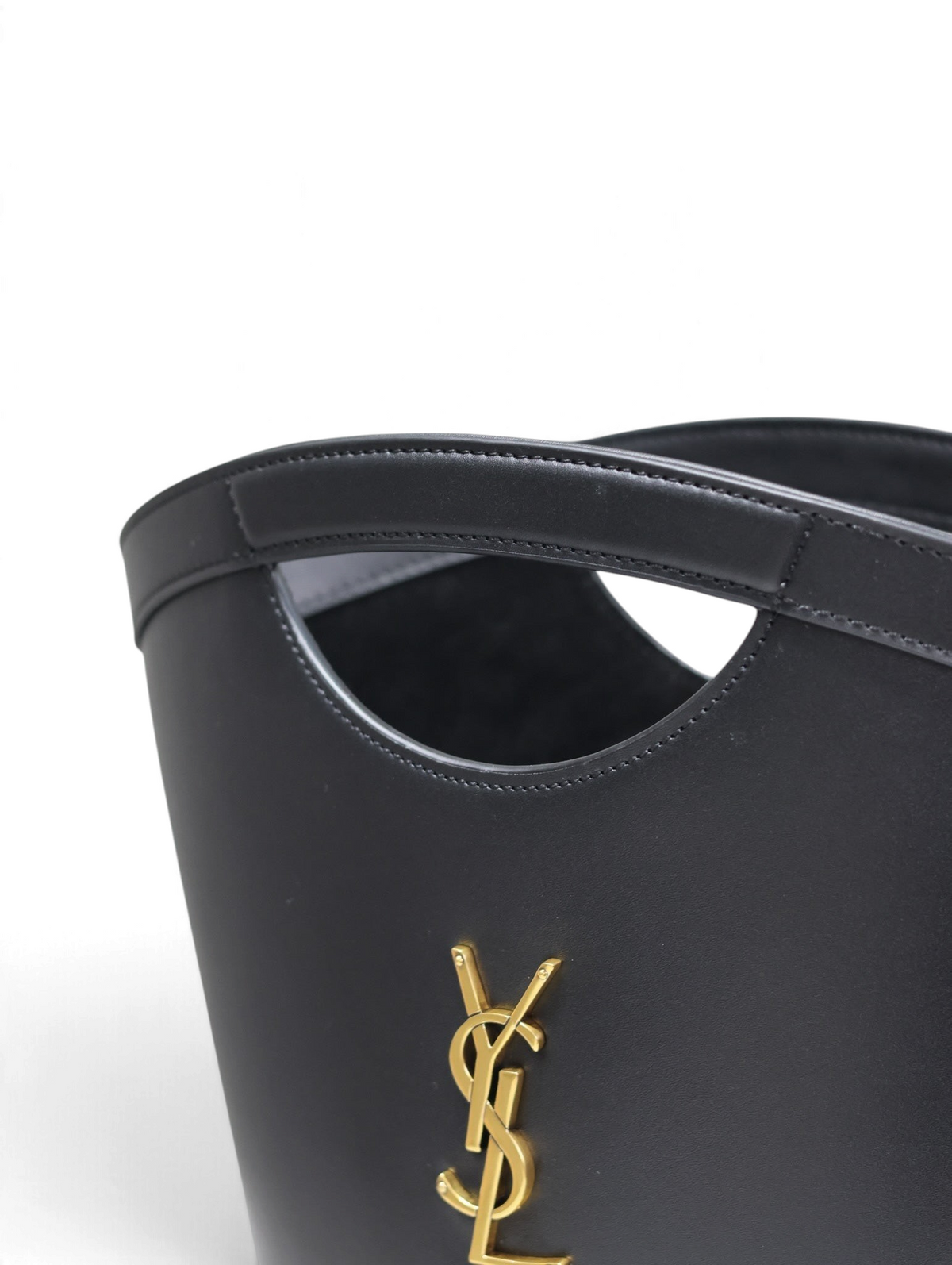 SWORD LUXURY imzalı, altın YSL logolu ve kesik saplı siyah deri Cassandra mini çanta detayı.