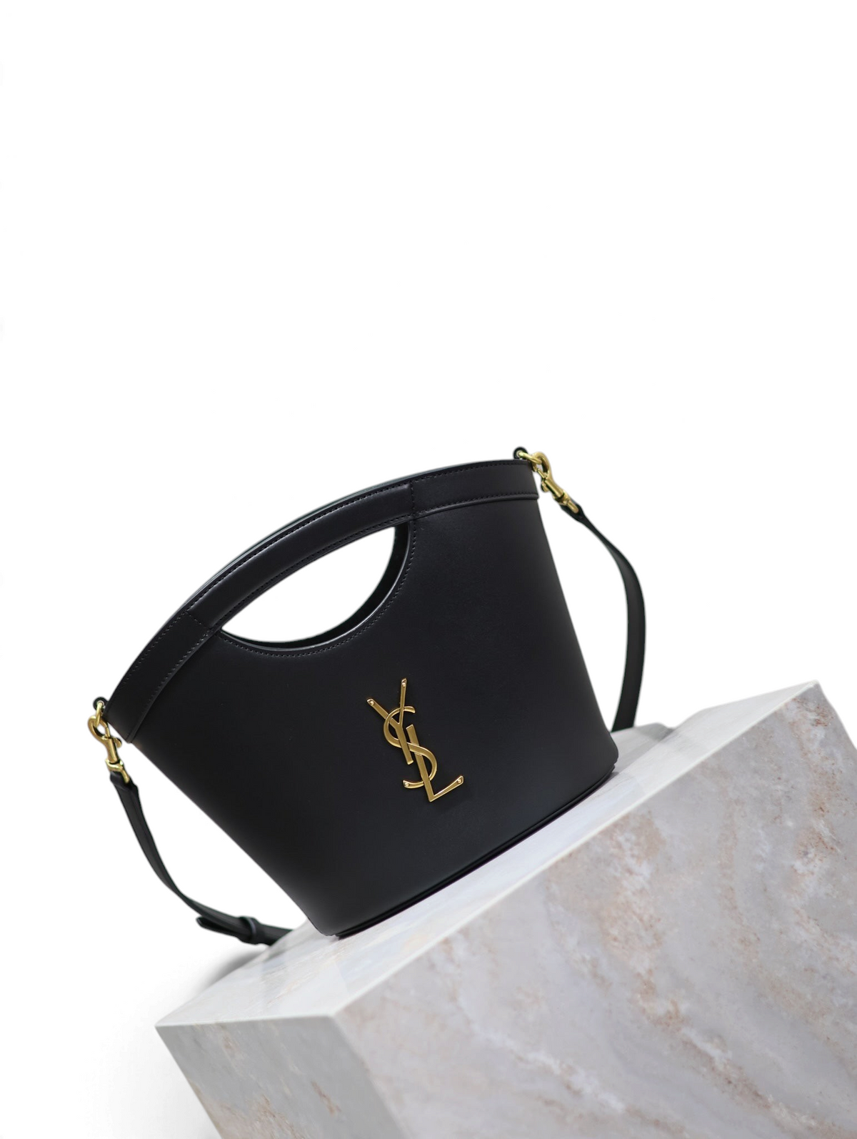 SWORD LUXURY siyah deri Cassandra mini çanta, altın renkli YSL monogram detaylı ve şık kesim saplı tasarım.