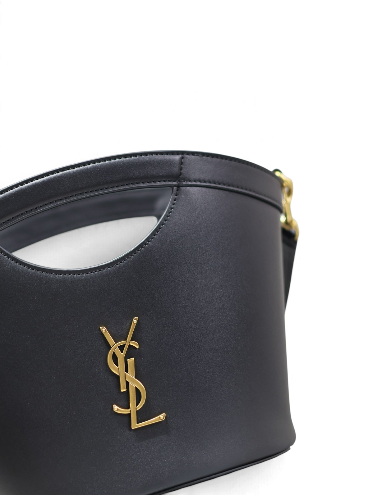 SWORD LUXURY siyah deri Cassandra mini çanta, altın renkli YSL monogram detaylı ve zarif kesim saplı tasarım.