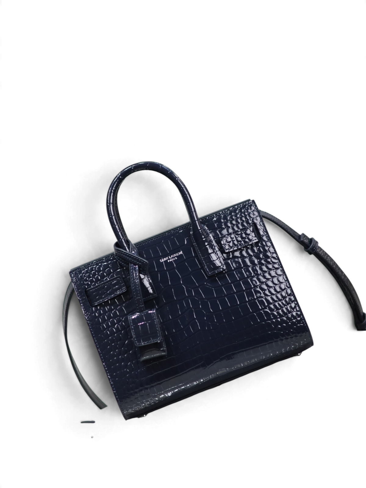 SWORD LUXURY siyah timsah derisi görünümlü Saint Laurent Sac De Jour Nano çanta, yapılandırılmış tasarım ve askı.