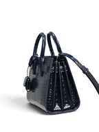 SWORD LUXURY siyah timsah derisi görünümlü Sac De Jour Nano çanta, yan profilden görünüm ve ayarlanabilir askı.