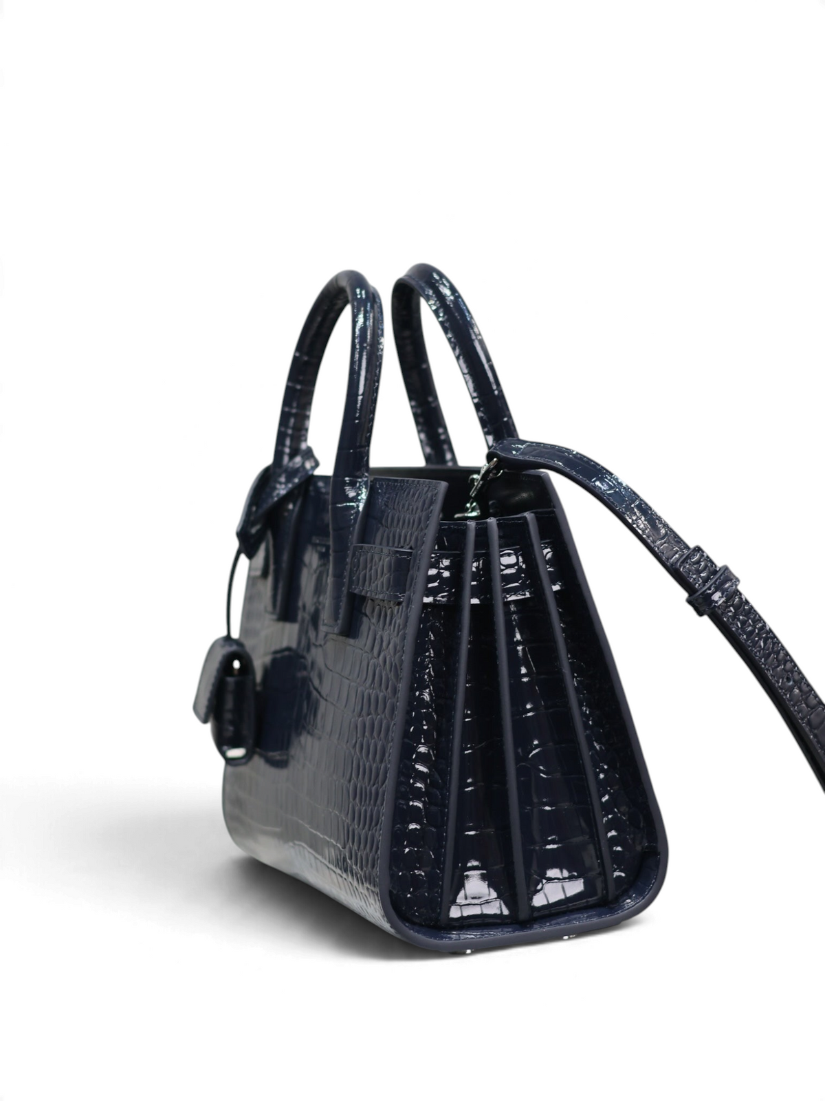 SWORD LUXURY siyah timsah derisi görünümlü Sac De Jour Nano çanta, yan profilden görünüm ve ayarlanabilir askı.