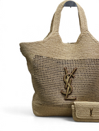 SWORD LUXURY bej renkli, el örgüsü rafya Icare büyük boy tote çanta, ön kısmında ikonik altın YSL monogram logosu ile.