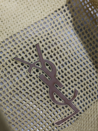 SWORD LUXURY Icare Raffia büyük boy çanta üzerinde ikonik altın renkli YSL monogram detayı ve el örgüsü doku.