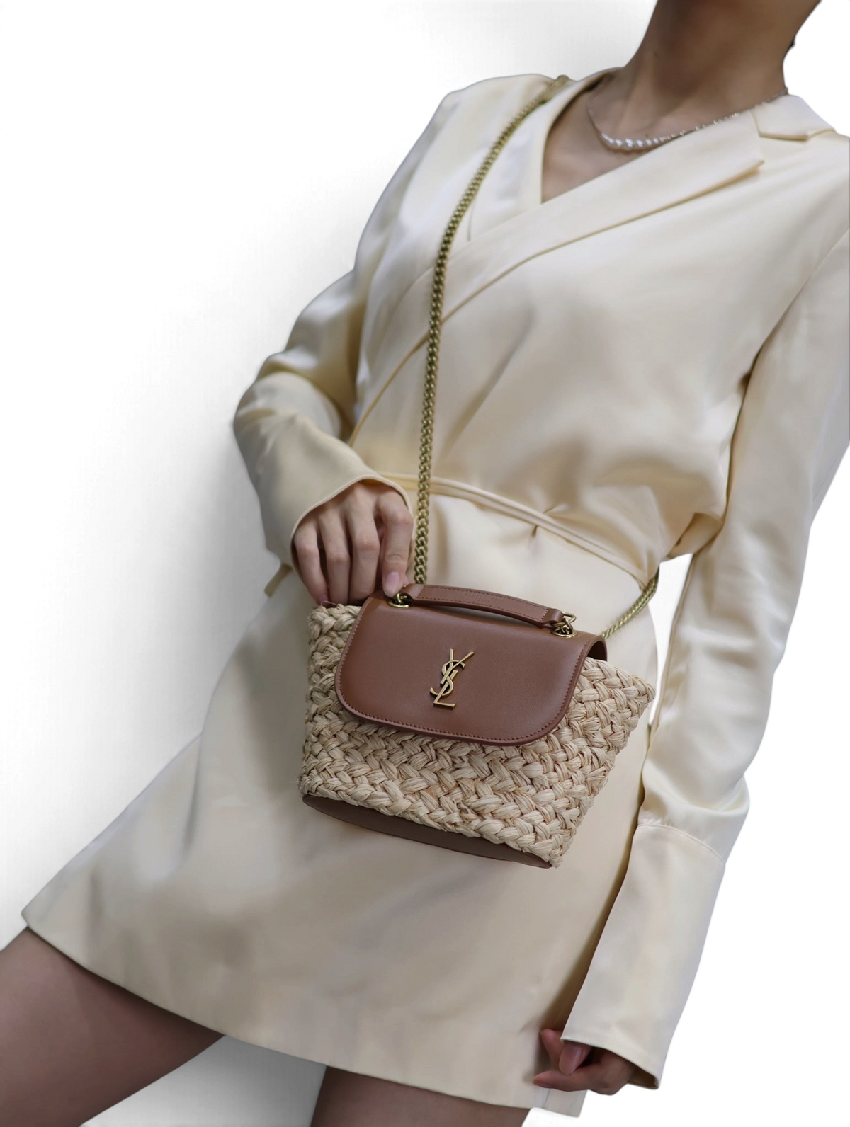 SWORD LUXURY Mini Manon hasır ve kahverengi deri çanta, altın YSL logolu, omuzda taşınan şık yazlık model.