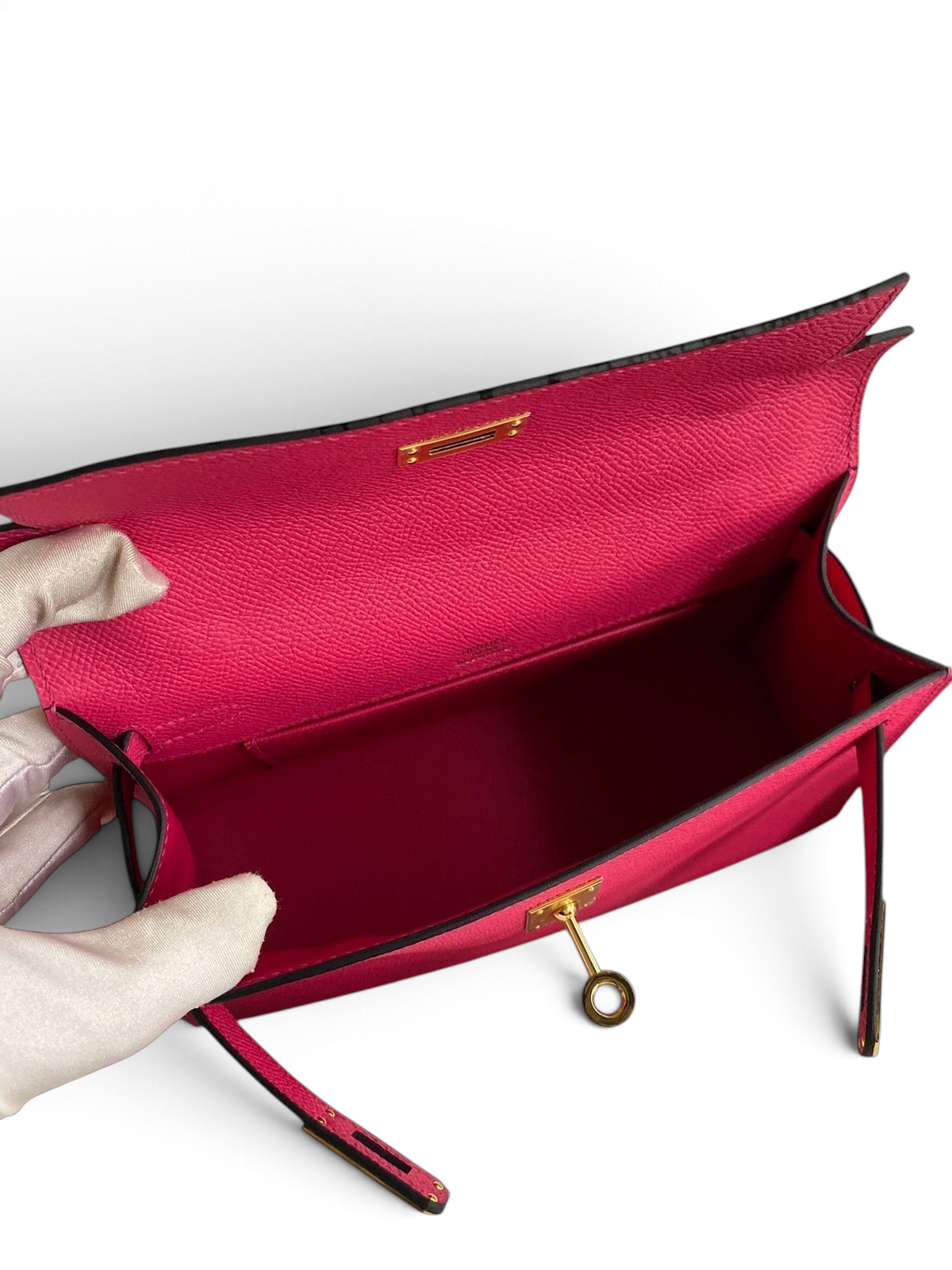SWORD LUXURY marka, fuşya rengi, Epsom deri, 22 cm Mini Kelly çanta, altın rengi kilit detaylı iç görünüm.