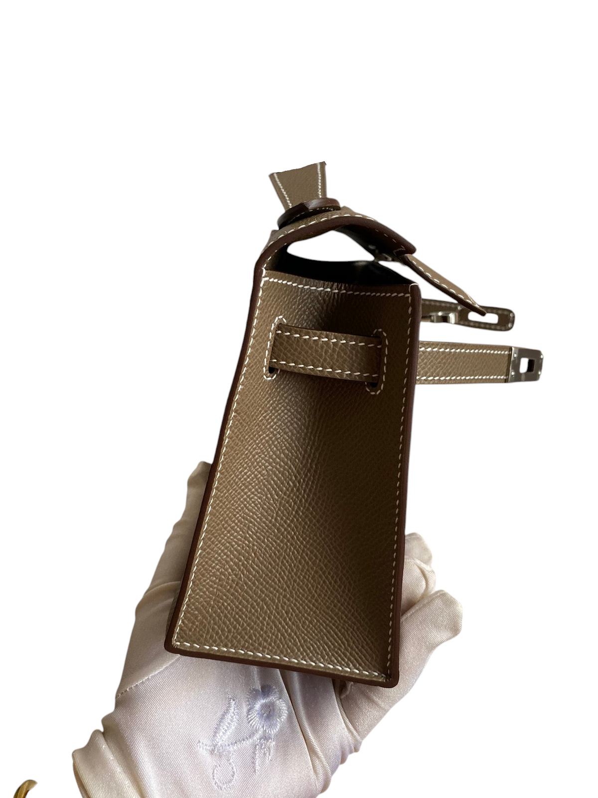 SWORD LUXURY Mini Kelly 22cm çanta, kahverengi Epsom deri dokusu ve yan profili ile kutu içerisinde sergileniyor.