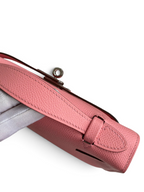 SWORD LUXURY pembe Epsom deri Mini Kelly 22cm çanta, detaylı dikişleri ve metal kilit mekanizması ile.