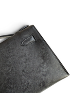 SWORD LUXURY Mini Kelly 22cm siyah Epsom deri çanta, detaylı dokusu ve zarif dikişleriyle kutu içerisinde.