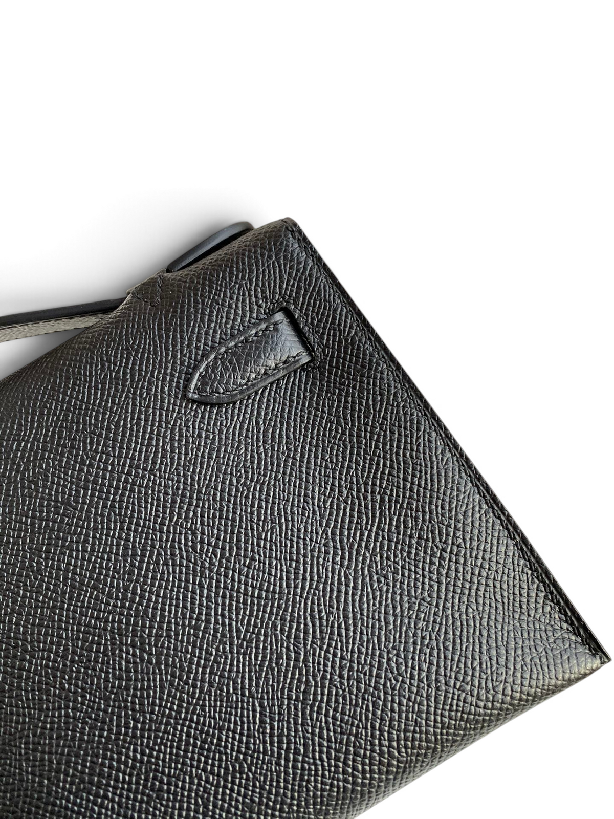 SWORD LUXURY Mini Kelly 22cm siyah Epsom deri çanta, detaylı dokusu ve zarif dikişleriyle kutu içerisinde.