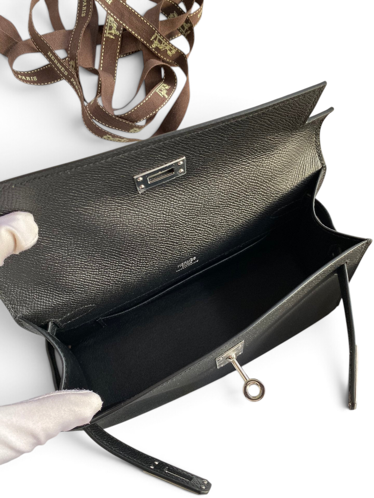 SWORD LUXURY marka 22 cm siyah Epsom deri Mini Kelly çanta, iç detayları ve gümüş renkli kilit mekanizması ile.