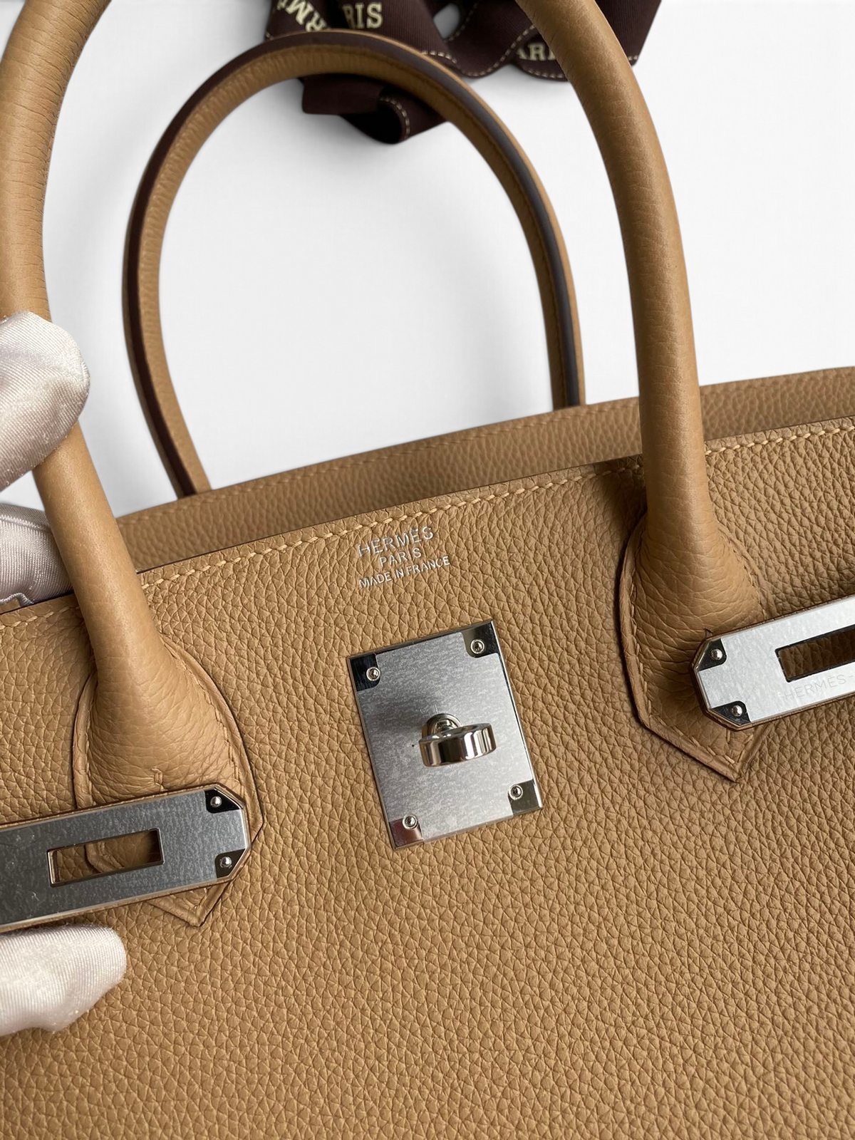 SWORD LUXURY marka, gümüş donanımlı ve dokulu Togo deri detaylarına sahip ikonik Hermès Birkin 30 çanta.