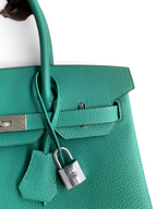 SWORD LUXURY imzalı, gümüş donanımlı ve kilit detaylı yeşil Togo deri Hermès Birkin 30 çanta.