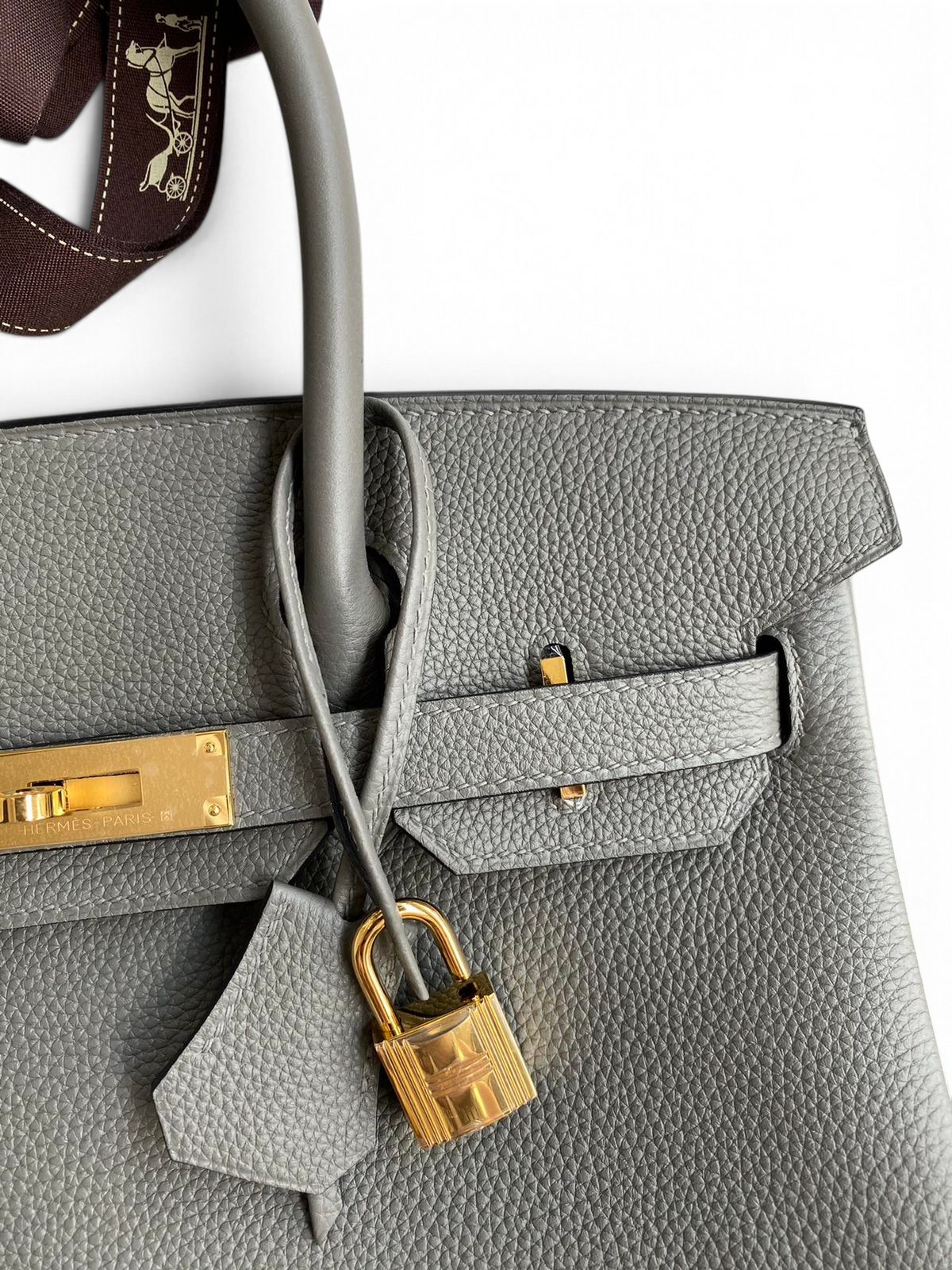 SWORD LUXURY gri renkli Togo deri Hermès Birkin 30 çanta, altın tonlu kilit ve detaylara sahip.