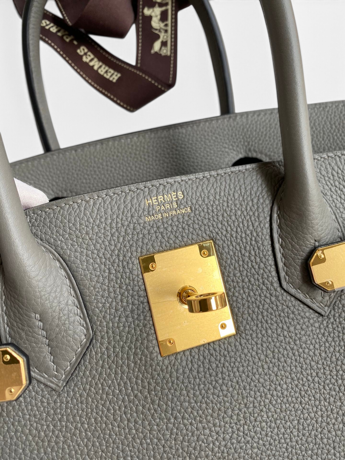 SWORD LUXURY gri Togo deri Hermès Birkin 30 çanta, altın tonlu donanım ve ikonik kilit detayı ile.