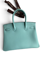 SWORD LUXURY marka, turkuaz renkli, Togo deriden üretilmiş, gümüş donanımlı ikonik Hermès Birkin 30 el çantası.
