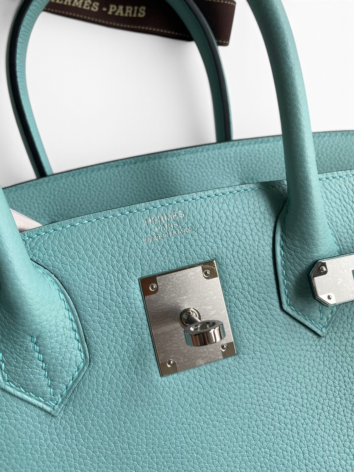 SWORD LUXURY marka turkuaz renkli Togo deri Hermès Birkin 30 çanta, gümüş donanımlı ve ikonik kilit detaylı.