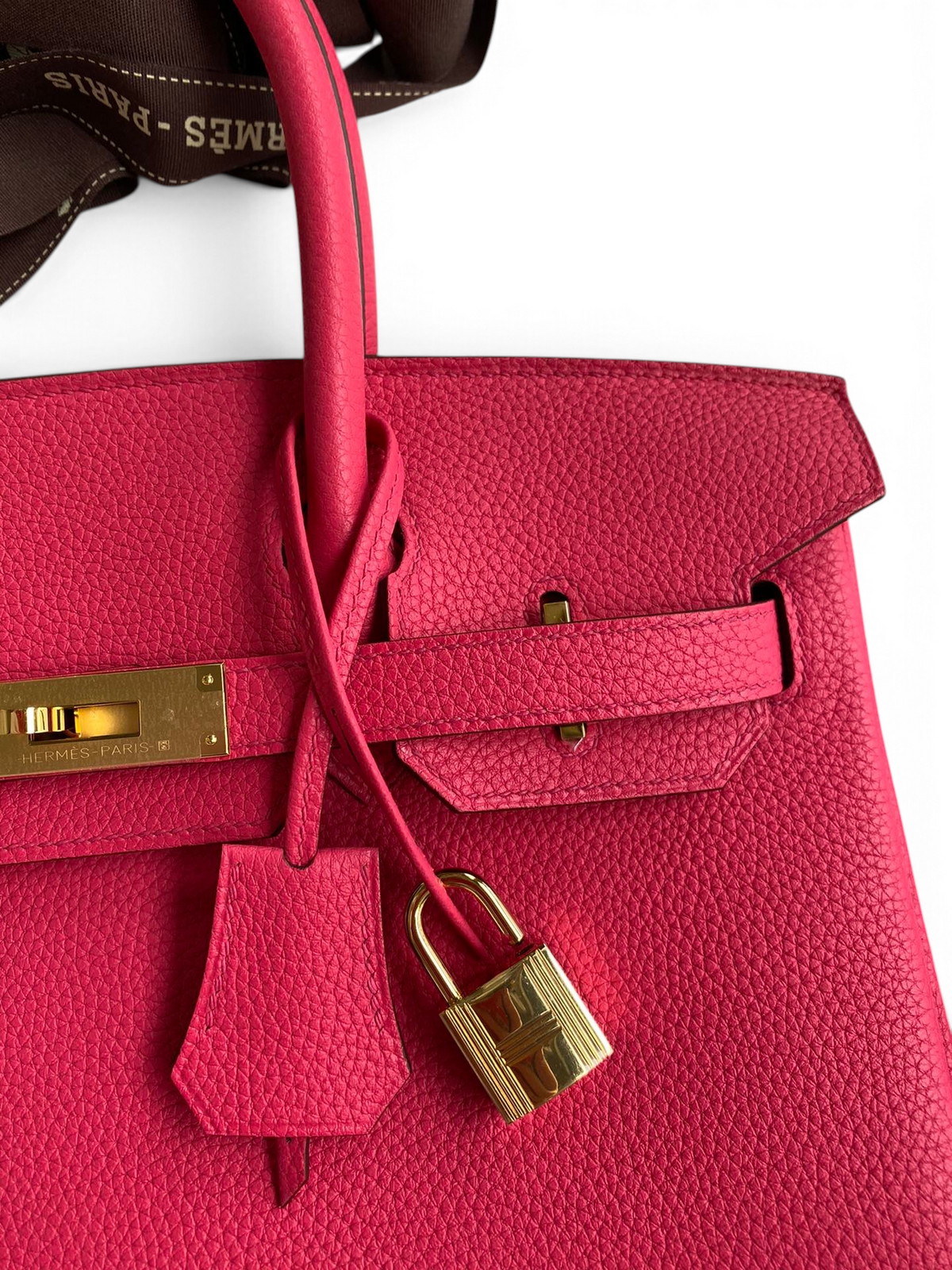 SWORD LUXURY fuşya rengi Togo deri Hermès Birkin 30 çanta, altın rengi metal detaylar ve kilitli clochette ile.
