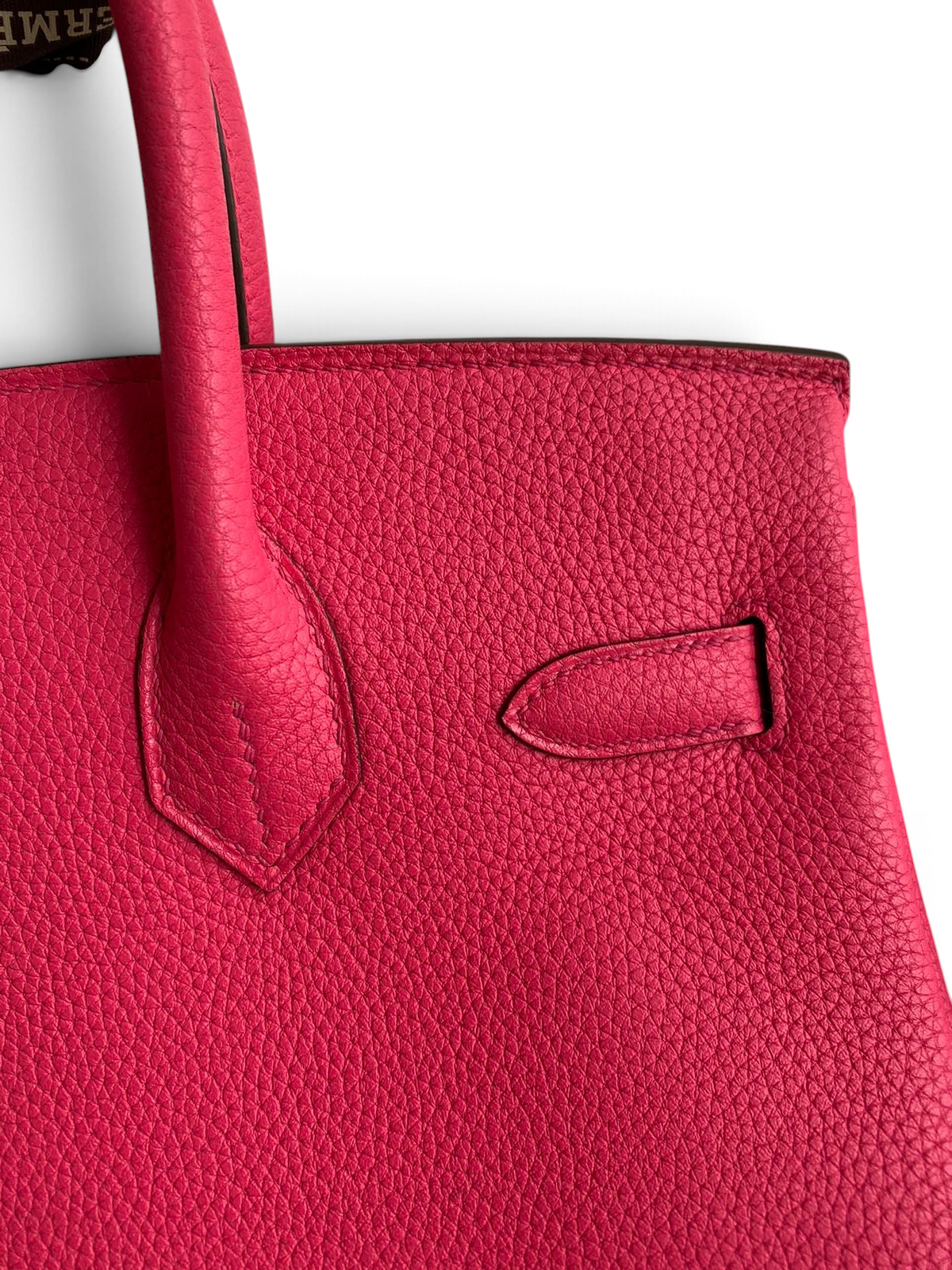 SWORD LUXURY marka, canlı pembe renkte, dokulu Togo deri detaylı Hermès Birkin 30 çanta yakın çekimi.