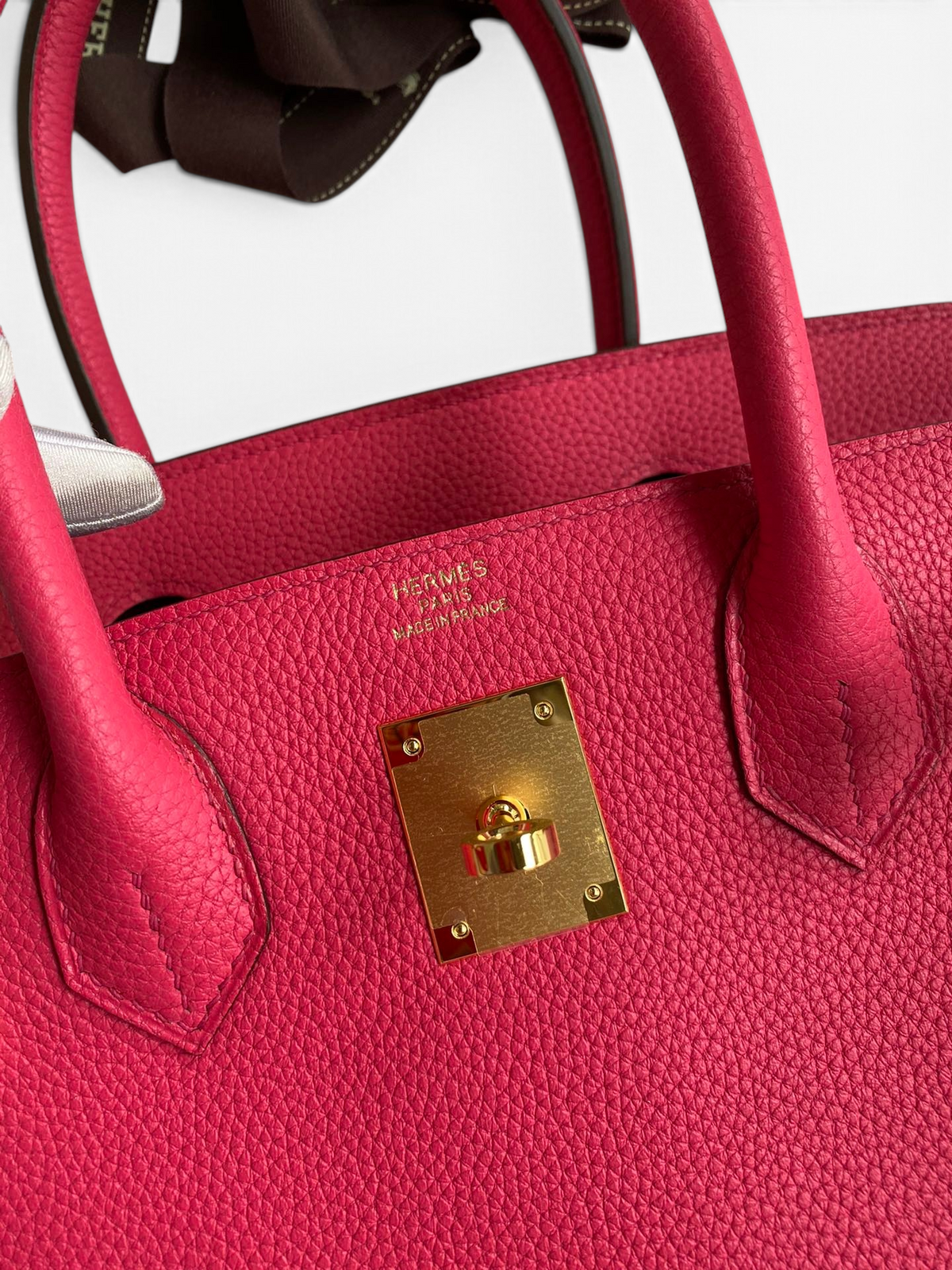 SWORD LUXURY marka pembe Togo deri Hermès Birkin 30 çanta, altın tonlu donanım ve ikonik kilit detayı ile.