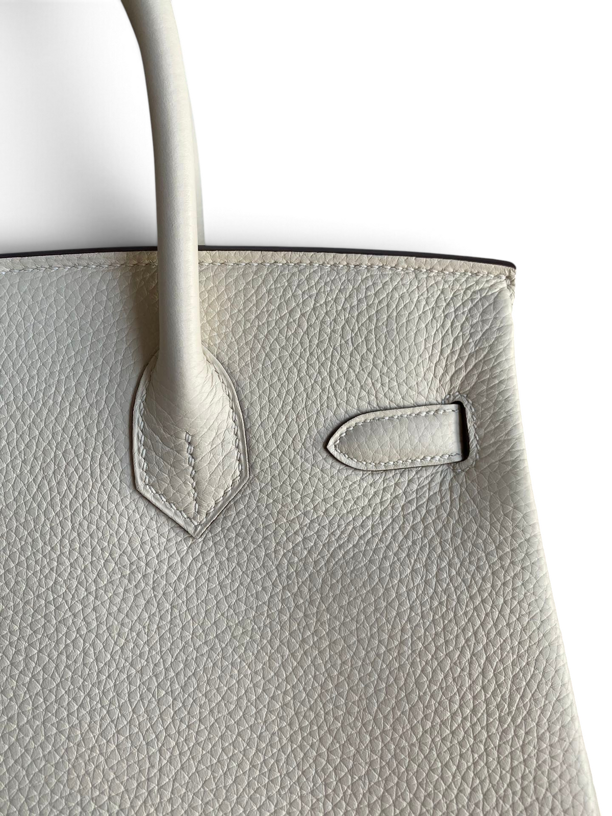 SWORD LUXURY marka, beyaz Togo deri dokusuna sahip Hermès Birkin 30 çanta detayı.