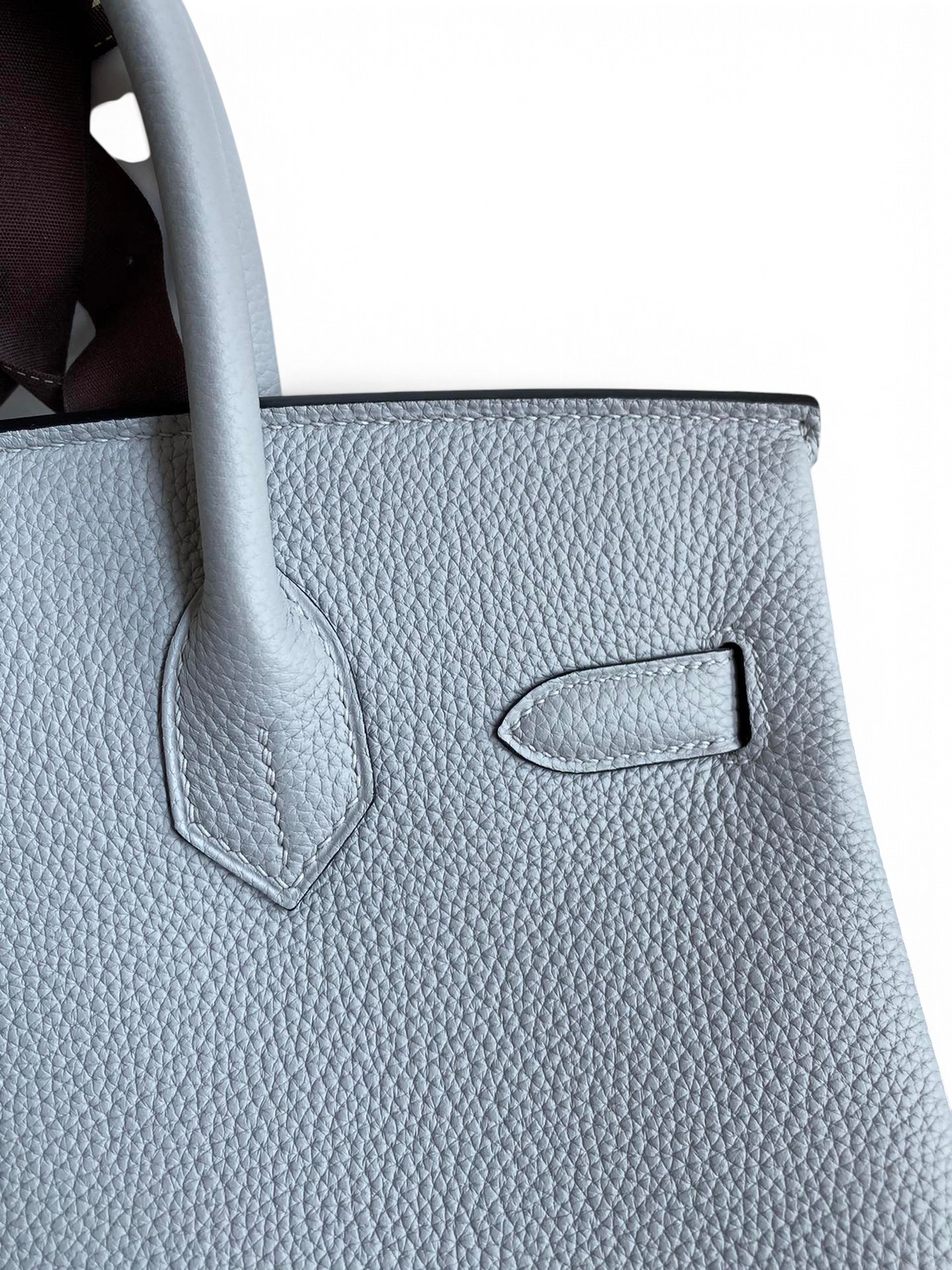 SWORD LUXURY marka, gri renkli, dokulu Togo deri detayına sahip ikonik Hermès Birkin 30 çanta.