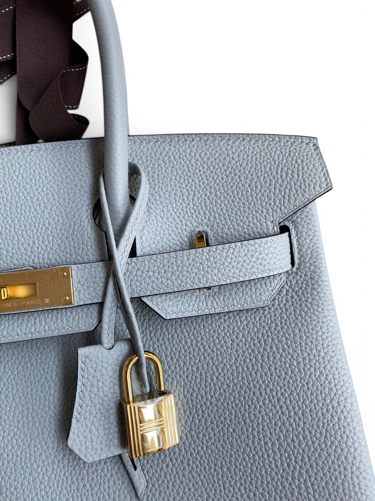SWORD LUXURY marka, altın donanımlı ve kilit detaylı gri Togo deri Hermès Birkin 30 çanta.