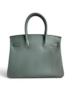 SWORD LUXURY marka, gri renkli, dokulu Togo deri Hermès Birkin 30 çanta, kutu içerisinde üstten görünüm.