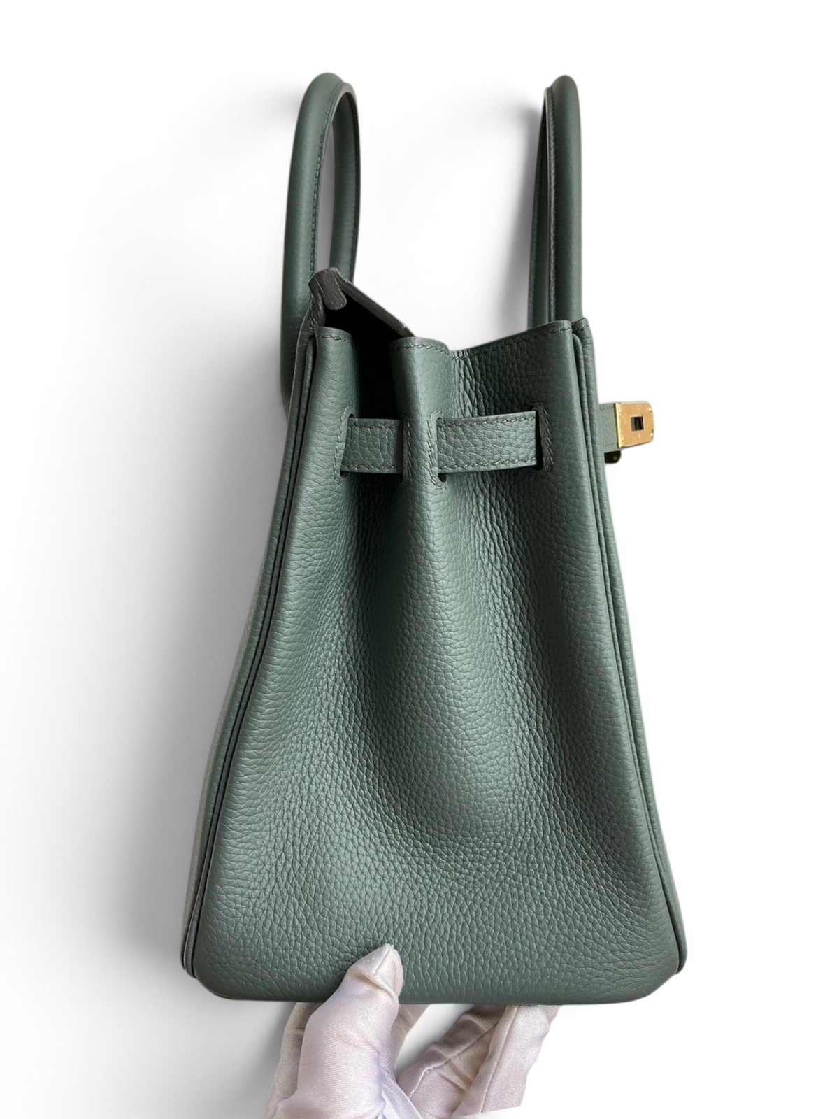 SWORD LUXURY marka, yeşil Togo deriden üretilmiş, altın donanımlı Hermès Birkin 30 çanta yan görünümü.