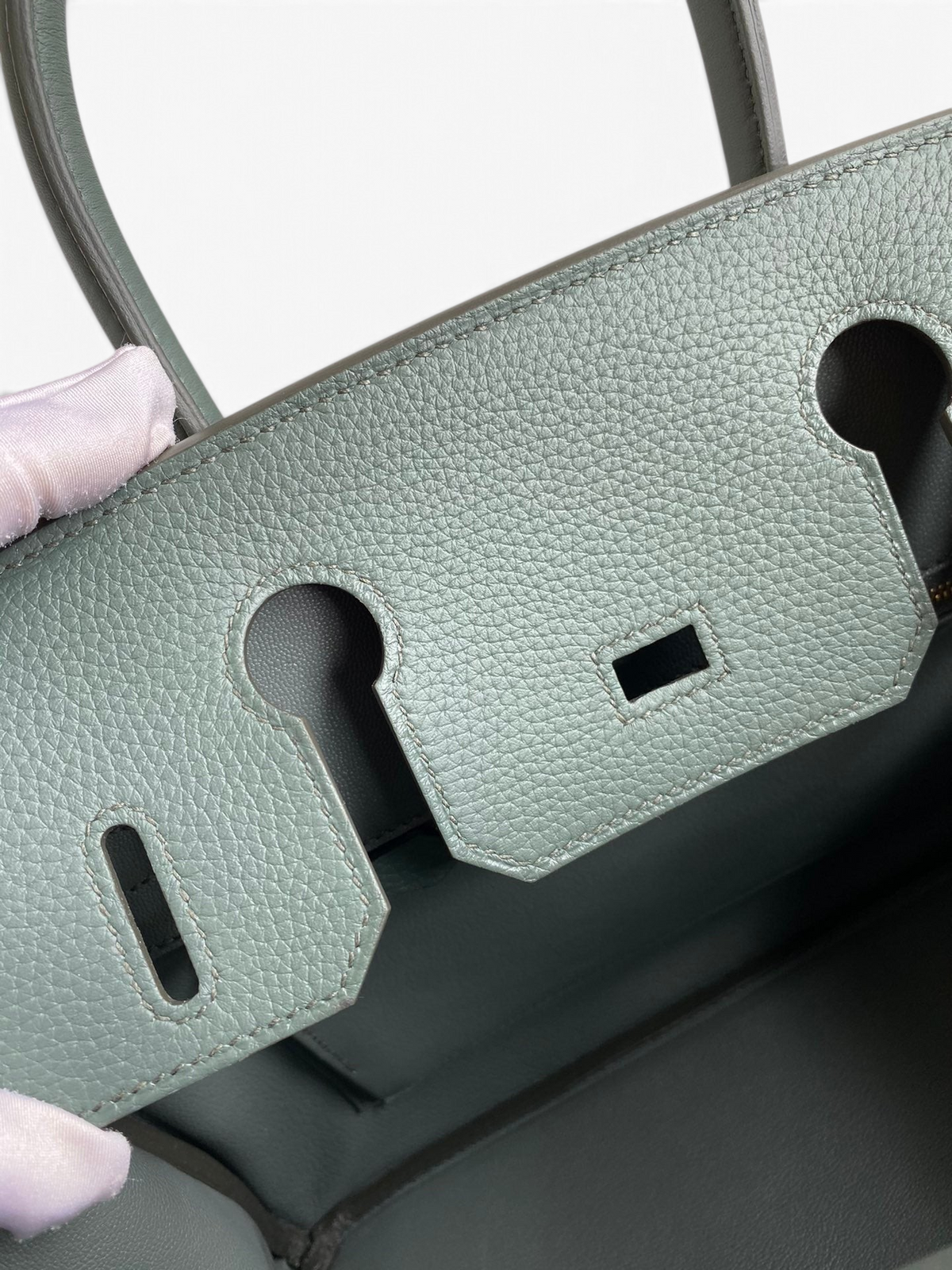 SWORD LUXURY marka, gri renkli Togo deri dokusuna sahip Hermès Birkin 30 çanta iç detay görünümü.