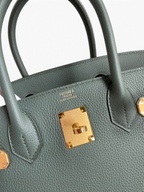 SWORD LUXURY marka, altın donanımlı, yeşil Togo deri Hermès Birkin 30 çanta detayı.