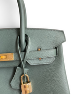 SWORD LUXURY marka, altın donanımlı ve kilitli, yeşil Togo deri Hermès Birkin 30 çanta detayı.
