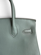 SWORD LUXURY Hermès Birkin 30 çanta, gri tonlarında dokulu Togo deri detayları ve zarif dikiş işçiliği.
