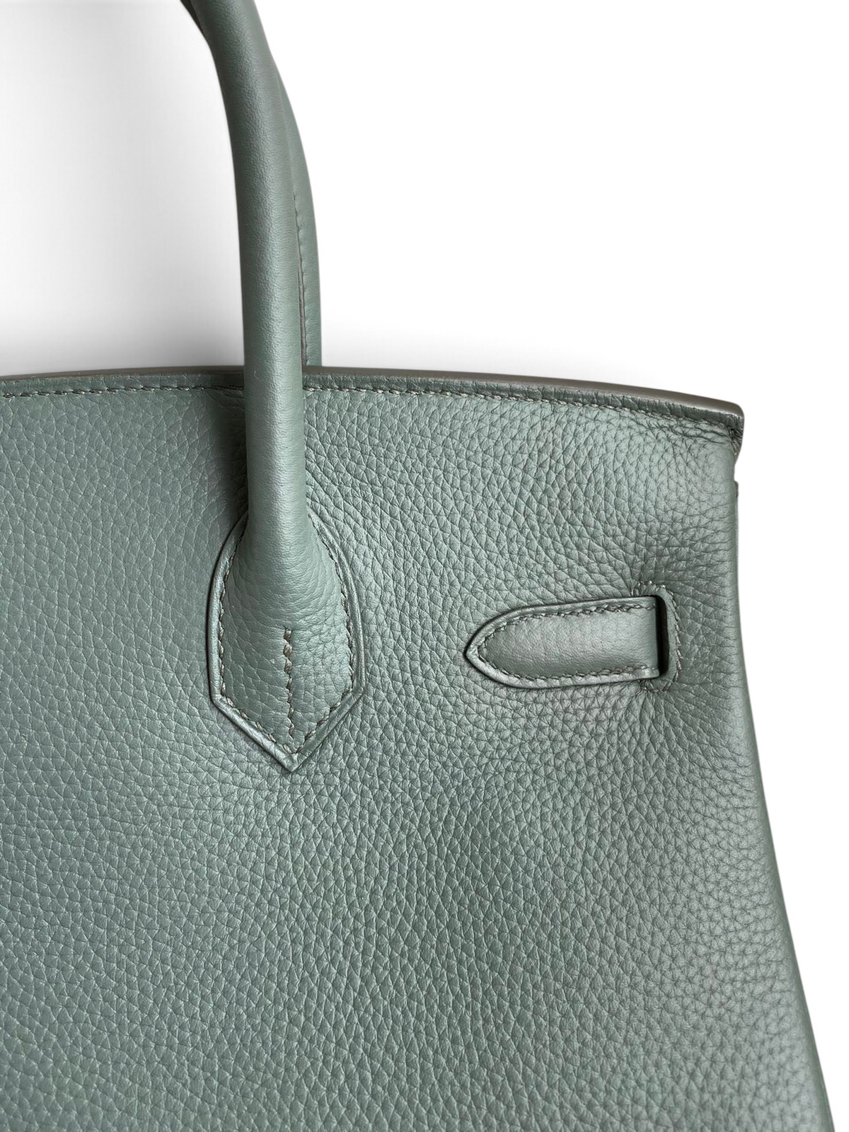 SWORD LUXURY Hermès Birkin 30 çanta, gri tonlarında dokulu Togo deri detayları ve zarif dikiş işçiliği.