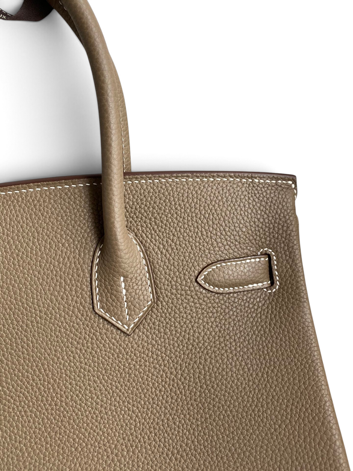 SWORD LUXURY marka, dokulu Togo deriden üretilmiş, beyaz dikiş detaylı bej Hermès Birkin 30 çanta detayı.