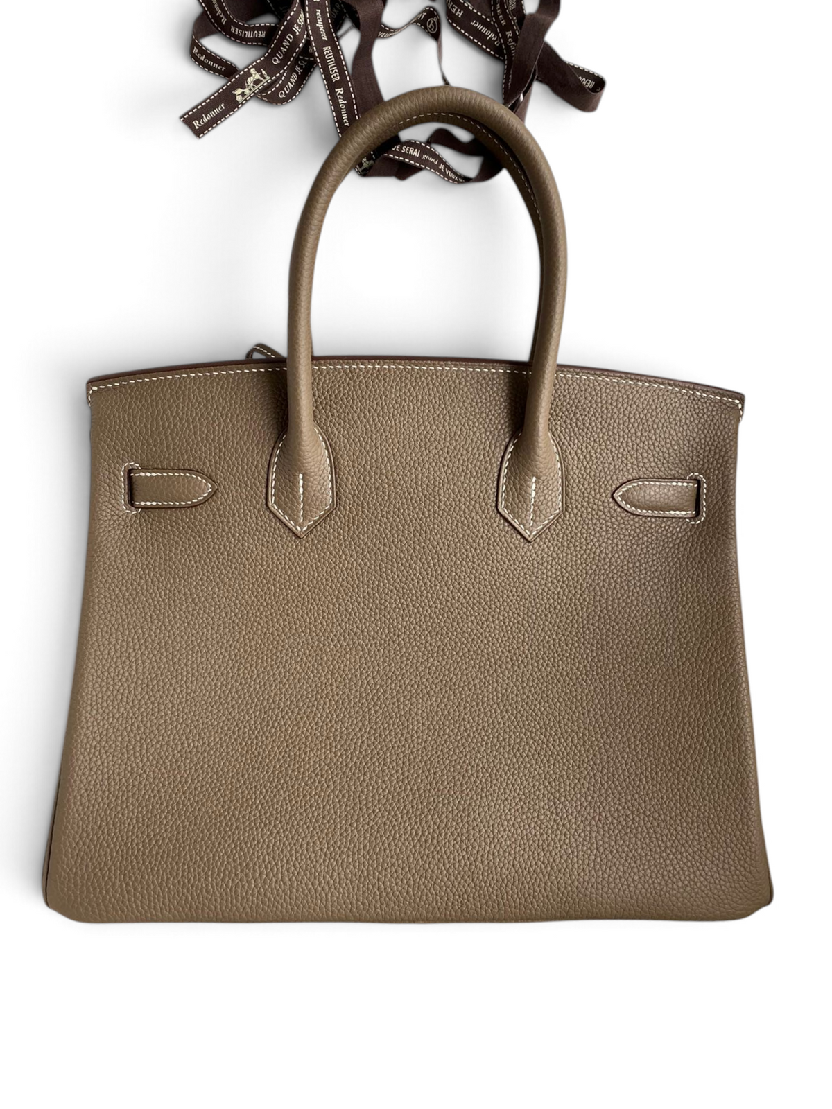 SWORD LUXURY marka, bej renkli, dokulu Togo deriden üretilmiş, gümüş donanımlı ikonik Hermès Birkin 30 el çantası.