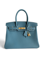 SWORD LUXURY mavi Togo deri Hermès Birkin 30 çanta, altın rengi donanım ve kilit detaylı.