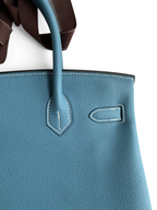 SWORD LUXURY marka mavi Togo deri Hermès Birkin 30 çanta, belirgin dokulu deri ve beyaz dikiş detayları.